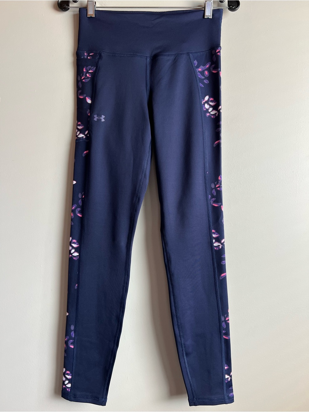 Under Armour HeatGear Navy Floral Compression Leggings Women’s Medium Cropped